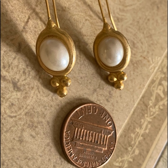 Glamorous Faux Pearl & Matte Gold Tone Hook Fashion Costume Earrings Wedding - Picture 5 of 6